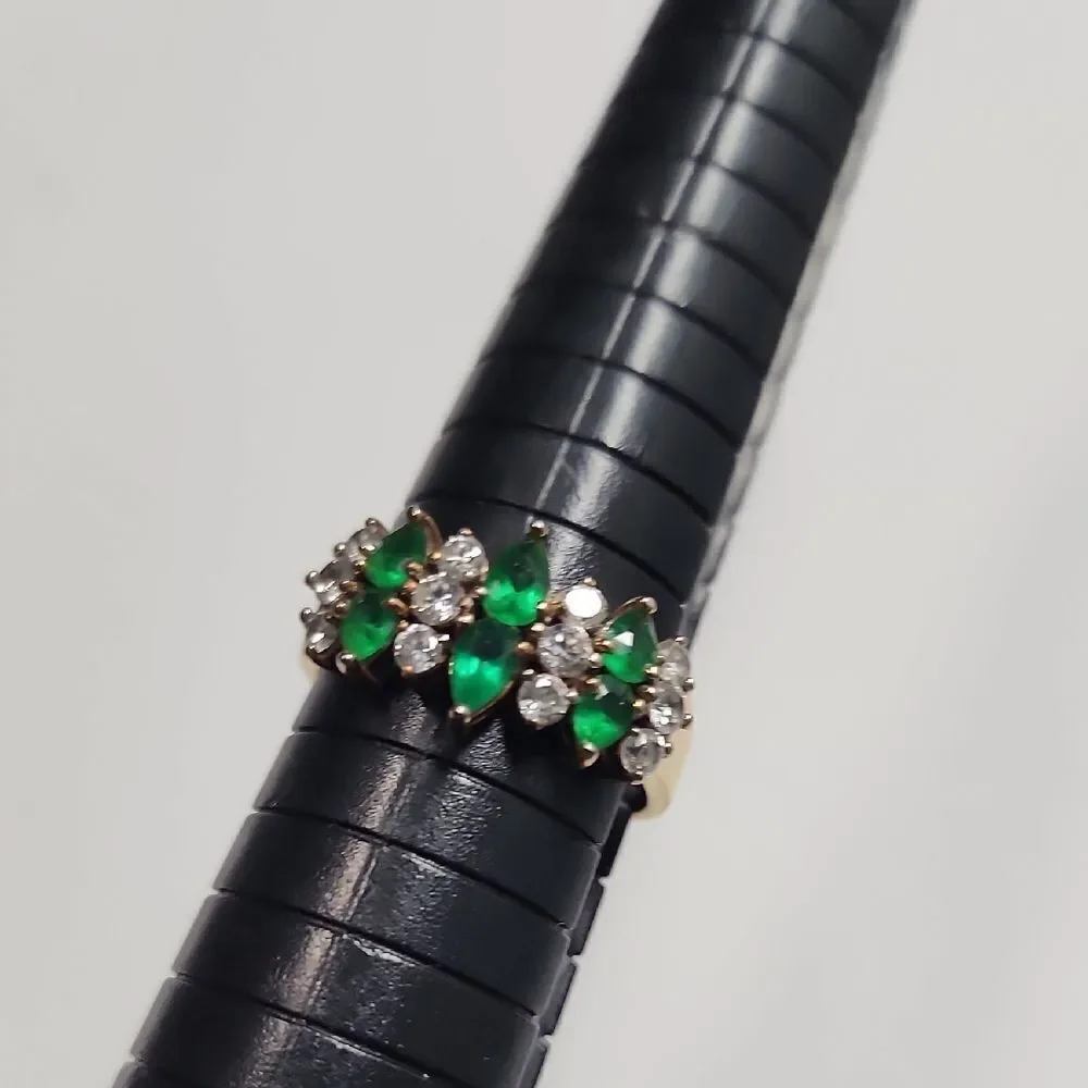 Elegant Green and gold tone Ring